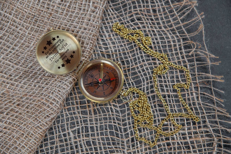 Personalisierter Kompass aus Messing Vintage Optik mit Deiner Wunschgravur und schicker Holzbox Bild 4