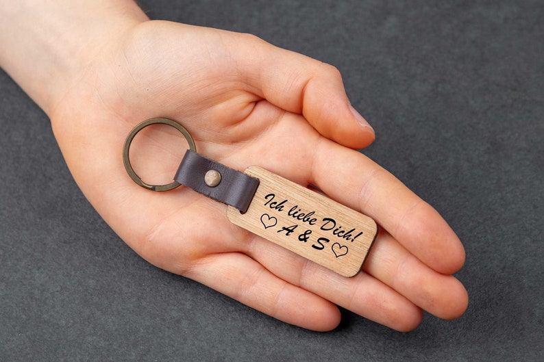 Schlüsselanhänger personalisiert aus Holz mit individueller Gravur Bild 3