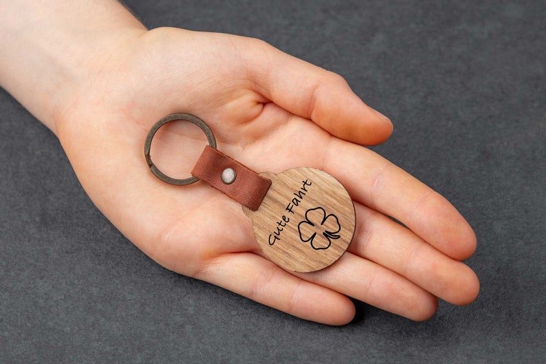 Schlüsselanhänger personalisiert aus Holz mit individueller Gravur Bild 10