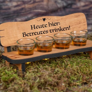 Personalisierte Schnapsbank mit Deiner Wunschgravur und inkl. Gläsern