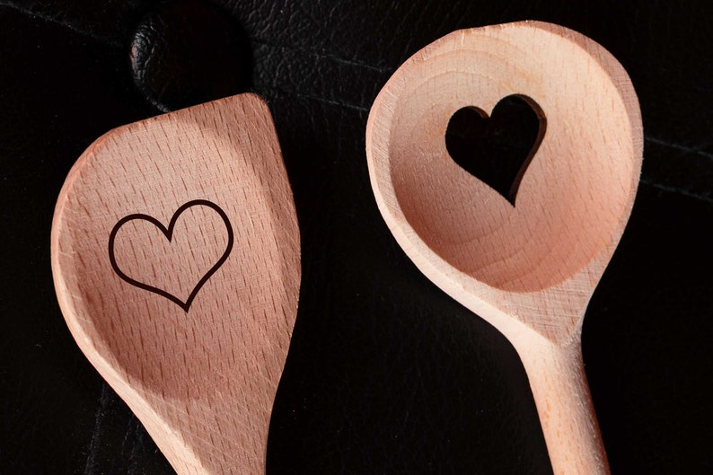 Cuillère en bois personnalisée avec coeur image 2