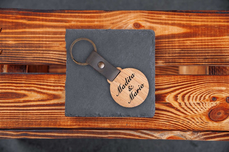 Schlüsselanhänger personalisiert aus Holz mit individueller Gravur Bild 8