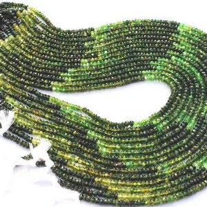 Può includere: Fili di perline di pietre preziose verdi in varie tonalità, dal verde scuro della foresta al verde lime chiaro. Le piccole perline sfaccettate creano un effetto scintillante. I fili sono raggruppati con nappe bianche alle estremità, adatti per la creazione di gioielli.