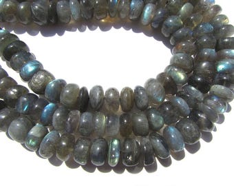 Puede incluir: Cadenas de cuentas de piedras preciosas de labradorita. Las cuentas son una mezcla de gris, azul y verde, con una forma pulida y redondeada. Las cuentas están ensartadas, creando un collar o una pulsera.