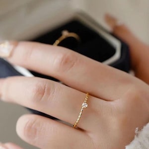 Vergoldeter Silber Steinring - Minimalistischer zierlicher Schmuck für Frauen - Strukturierter vergoldeter Sterlingsilber-Bandring-Schmuck