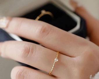 Anel de prata banhado a ouro com pedra – Joia minimalista e delicada para mulheres – Anel com faixa texturizada em prata de lei banhada a ouro.