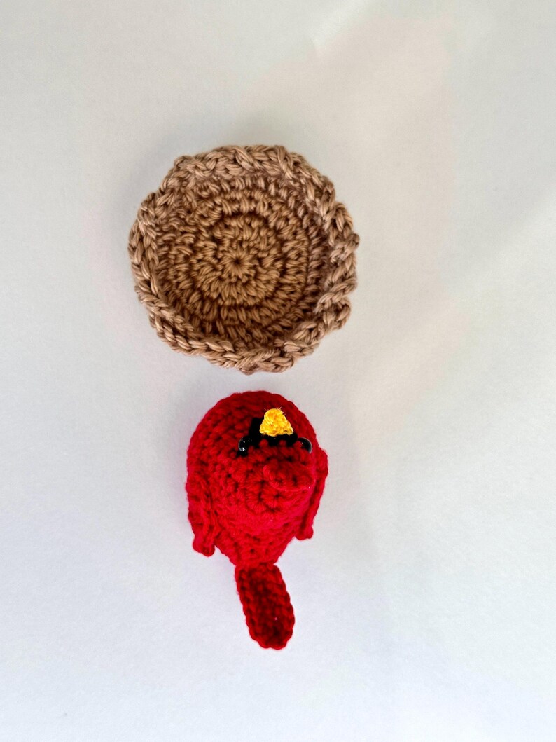 Handmade Crochet Cardinal Bird with Nest, Red Bird Figurine, Nature Lover Gift Bild 7