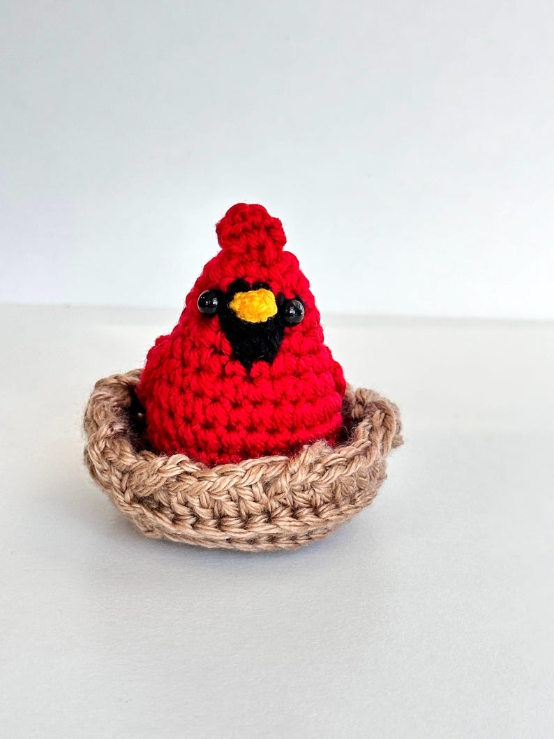 Handmade Crochet Cardinal Bird with Nest, Red Bird Figurine, Nature Lover Gift Bild 6