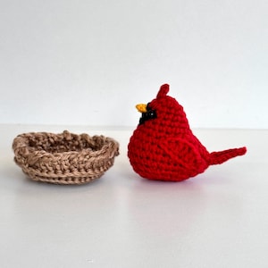 Handmade Crochet Cardinal Bird with Nest, Red Bird Figurine, Nature Lover Gift Bild 5