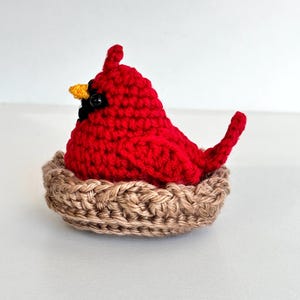 Handmade Crochet Cardinal Bird with Nest, Red Bird Figurine, Nature Lover Gift Bild 4