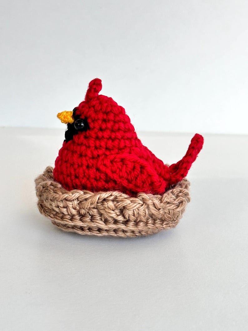 Handmade Crochet Cardinal Bird with Nest, Red Bird Figurine, Nature Lover Gift Bild 4