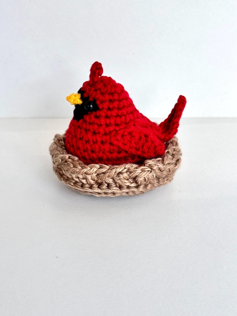 Handmade Crochet Cardinal Bird with Nest, Red Bird Figurine, Nature Lover Gift Bild 2
