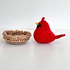 Handmade Crochet Cardinal Bird with Nest, Red Bird Figurine, Nature Lover Gift Bild 3