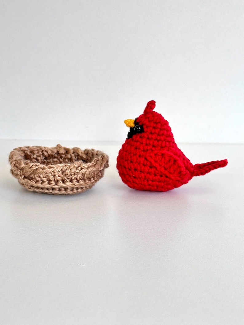 Handmade Crochet Cardinal Bird with Nest, Red Bird Figurine, Nature Lover Gift Bild 3