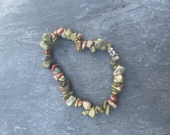 green gemstone chip bracelet