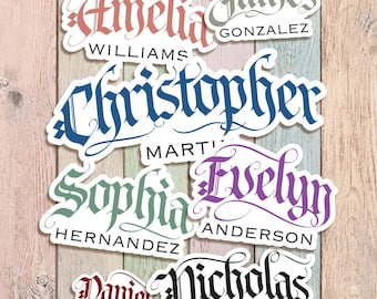 Könnte beinhalten: Eine Sammlung farbenfroher Namensaufkleber mit verschiedenen Schriftarten und Stilen. Namen wie Amelia, James, Christopher, Sophia, Evelyn, Daniel und Nicholas sind enthalten. Die Aufkleber sind mit "Permanent, Waterproof Stickers" beschriftet.