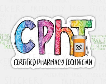 Könnte beinhalten: Ein bunter Aufkleber mit dem Text "CPHT" in Regenbogenfarben mit einem Wirbelmuster. Der Text "CERTIFIED PHARMACY TECHNICIAN" befindet sich unter den Buchstaben. Eine kleine Pillenflasche mit einem Herzen darauf befindet sich rechts neben den Buchstaben.