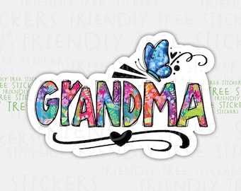 Könnte beinhalten: Ein bunter Aufkleber mit dem Wort "GRANDMA" in einem Blumenmuster. Ein blauer Schmetterling mit weißen Punkten befindet sich über dem Wort. Der Aufkleber hat ein schwarzes Herz und ein schwarzes Spiralmuster.