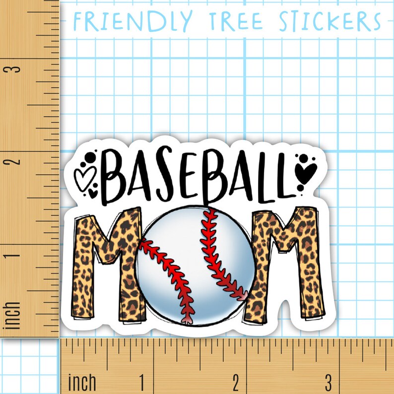 K&ouml;nnte beinhalten: Baseball Mom Aufkleber mit Leopardenmuster und Baseballgrafik. Der Aufkleber ist wei&szlig; mit schwarzem Text und roten N&auml;hten auf dem Baseball.
