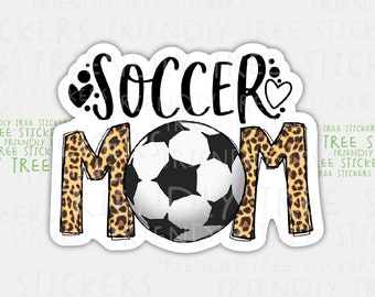Könnte beinhalten: Ein Aufkleber mit Leopardenmuster, auf dem "Soccer Mom" steht und in der Mitte ein Fußball ist. Der Fußball ist schwarz und weiß.