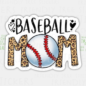 K&ouml;nnte beinhalten: Ein Aufkleber mit Leopardenmuster, auf dem "Baseball Mom" steht und in der Mitte ein Baseball ist. Der Baseball ist wei&szlig; mit roten N&auml;hten.