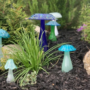 Green With Green Speckles Kiln Fired Recycled Glass Mushroom for Yard