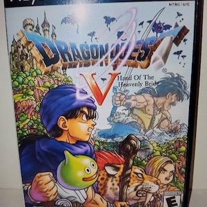 Può includere: Una custodia per videogiochi per PlayStation 2 per Dragon Quest V: Hand of the Heavenly Bride. La copertina presenta un'illustrazione vibrante di personaggi, un castello e il titolo del gioco. La custodia è nera con il logo PlayStation 2 in alto.