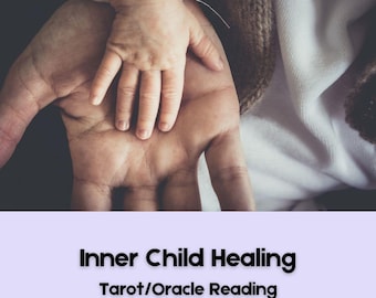 Puede incluir: Una imagen de primer plano de una mano adulta con una mano de niño descansando encima. La imagen está subtitulada "Sanación del niño interior Lectura de Tarot/Oráculo".