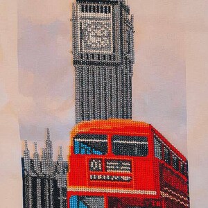 Puede incluir: Un autobús rojo de dos pisos con techo negro y ventanas negras está estacionado frente al Big Ben, una famosa torre del reloj en Londres, Inglaterra. El autobús está de frente al espectador y la torre del reloj está en el fondo.