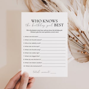 Pode incluir: Um cart&atilde;o de jogo imprim&iacute;vel com o texto "WHO KNOWS the birthday girl BEST" e uma lista de 10 perguntas para testar o qu&atilde;o bem algu&eacute;m conhece a aniversariante. O cart&atilde;o tem um fundo branco com texto preto.
