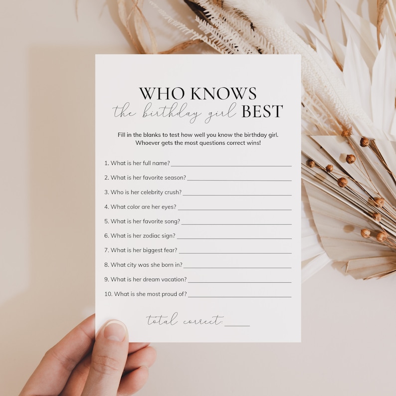 Pode incluir: Um cart&atilde;o de jogo imprim&iacute;vel com o texto "WHO KNOWS the birthday girl BEST" e uma lista de 10 perguntas para testar o qu&atilde;o bem algu&eacute;m conhece a aniversariante. O cart&atilde;o tem um fundo branco com texto preto.