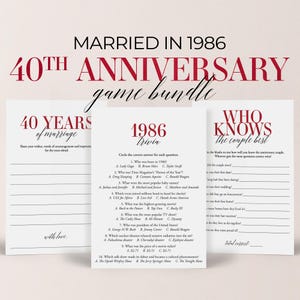 Puede incluir: Un paquete de juegos del 40 aniversario con tres tarjetas. La tarjeta superior dice "Casados en 1986" y "40 aniversario". Las otras tarjetas incluyen preguntas de trivia, preguntas para completar y espacio para buenos deseos. El texto es de color burdeos.