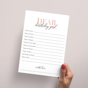 Peut inclure: Une carte imprimable avec le texte "DEAR birthday girl." et une liste d'invites pour &eacute;crire des conseils. La carte est de couleur rose et noire.