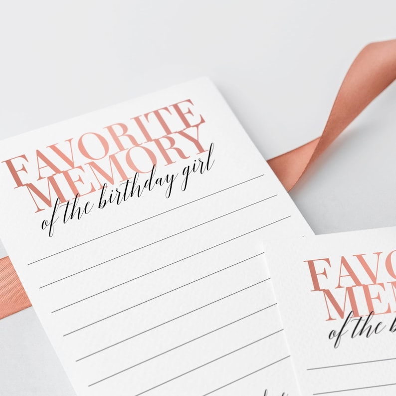 Peut inclure: Une carte blanche avec le texte "FAVORITE MEMORY of the birthday girl" imprim&eacute; en or rose. La carte comporte des lignes pour &eacute;crire.