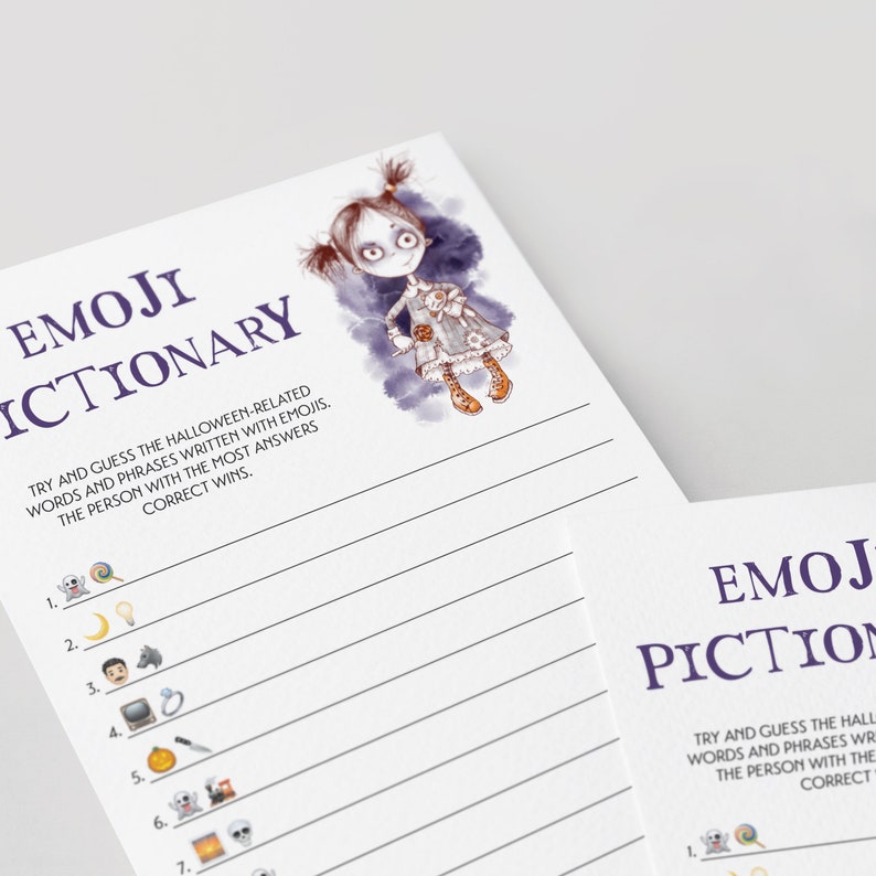 以下が含まれることがあります： 紫色の「EMOJI DICTIONARY」という文字が書かれた白い紙。ハロウィーンをテーマにした絵文字パズルと不気味な人形のイラストが特徴です。このゲームは、ハロウィーンに関連する単語を推測するようにプレイヤーに挑戦します。