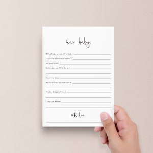 K&ouml;nnte beinhalten: Eine wei&szlig;e Karte mit schwarzem Text, der "Liebes Baby" lautet. Die Karte hat leere Zeilen zum Schreiben eines Briefes an ein Baby. Der Text "mit Liebe" steht am unteren Rand der Karte.