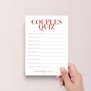 Peut inclure: Un jeu de quiz pour couples imprimable avec du texte rouge sur fond blanc. Le quiz pose des questions comme "O&ugrave; &ecirc;tes-vous all&eacute;s pour votre premier rendez-vous ?" et "Qui est le plus dr&ocirc;le ?" Le bas de la page indique "Total des r&eacute;ponses correspondantes :___".