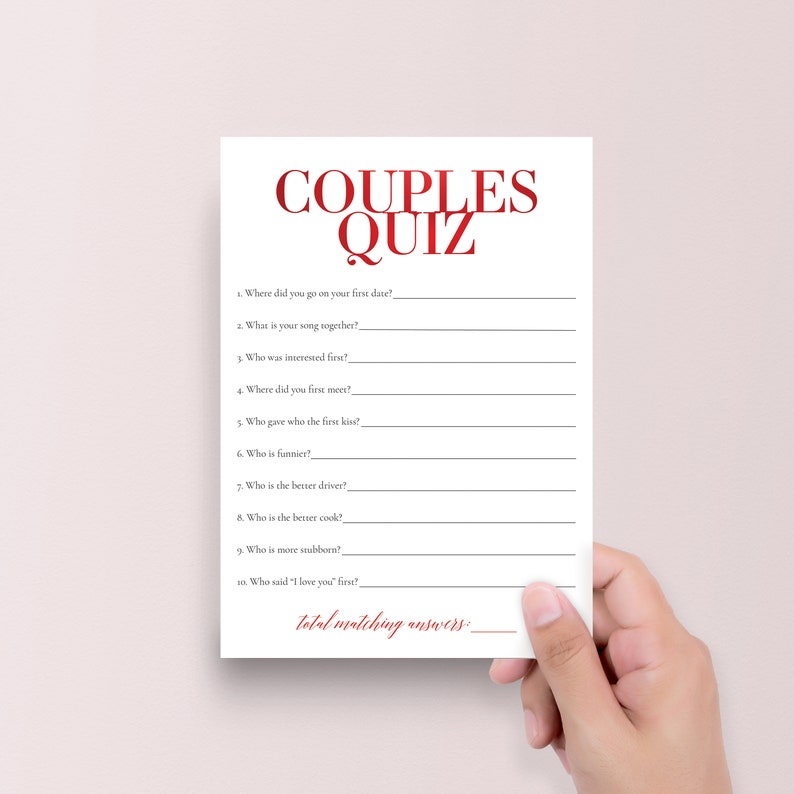 Peut inclure: Un jeu de quiz pour couples imprimable avec du texte rouge sur fond blanc. Le quiz pose des questions comme "O&ugrave; &ecirc;tes-vous all&eacute;s pour votre premier rendez-vous ?" et "Qui est le plus dr&ocirc;le ?" Le bas de la page indique "Total des r&eacute;ponses correspondantes :___".