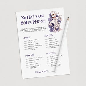 以下が含まれることがあります： 「What's On Your Phone」というタイトルの白いゲームシートとミイラのイラスト。 「Alarm Clock Set」や「Netflix App」などのポイント制のチャレンジが含まれており、白い鉛筆が添えられています。 ハロウィーンに最適です。