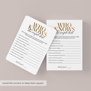 K&ouml;nnte beinhalten: Zwei wei&szlig;e Karten mit goldener Schrift, auf denen "Wer kennt das Paar am besten?" steht. Die Karten sind ein Spiel f&uuml;r eine Hochzeit oder eine Jubil&auml;umsfeier. Die Karten enthalten eine Liste von Fragen &uuml;ber das Paar, die die G&auml;ste beantworten k&ouml;nnen.