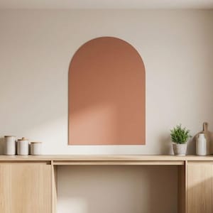 Könnte beinhalten: Ein Set aus drei Keramikbechern mit gesprenkelter, matter Oberfläche. Die Becher sind in Creme-, Hellgrau- und Dunkelgrautönen gehalten. Jeder Becher hat ein schlichtes, minimalistisches Design.