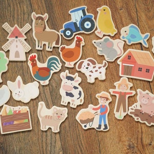 Holzmagnete mit Bauernhof Motive. Baum, Windmühle, Pferd, Traktor, Küken, Fisch, Schaf, Scheune, Maus, Huhn, Hahn, Hase, Ente, Obstkorb, Katze, Kuh, Hund, Vogelscheuche, Schwein, Bauer.