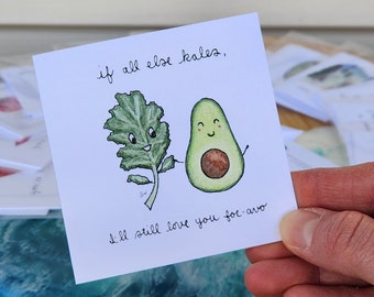 Tarjeta de ensalada linda: "Si todo lo demás es col rizada, te seguiré queriendo por el aguacate". Tarjeta de felicitación de 3x3 pulgadas.