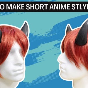 Puede incluir: Dos maniquíes con pelucas rojas llevan cuernos negros de estilo anime. El fondo es un patrón azul y blanco.