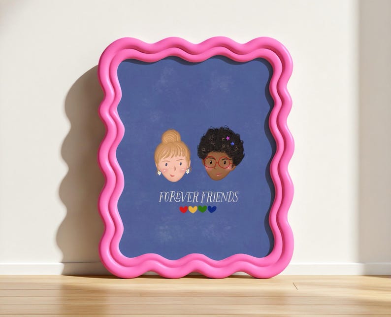Puede incluir: Un estampado enmarcado con un borde rosa ondulado. El estampado presenta dos caras ilustradas sobre un fondo azul, una con cabello rubio y la otra con cabello rizado oscuro. Las palabras "FOREVER FRIENDS" est&aacute;n debajo, con corazones coloridos.