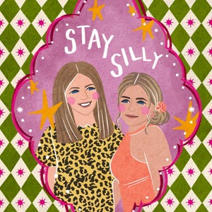 K&ouml;nnte beinhalten: Eine digitale Illustration von zwei Personen in einem rosafarbenen, gewellten Rahmen vor einem gr&uuml;n-wei&szlig;en Rautenmuster. Der Text STAY SILLY ist in Wei&szlig; geschrieben. Eine Person tr&auml;gt ein Oberteil mit Leopardenmuster, die andere ein orangefarbenes &auml;rmelloses Oberteil.