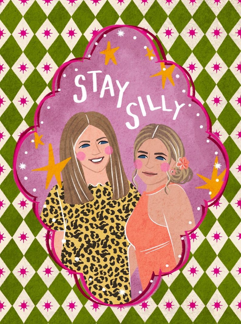 K&ouml;nnte beinhalten: Eine digitale Illustration von zwei Personen in einem rosafarbenen, gewellten Rahmen vor einem gr&uuml;n-wei&szlig;en Rautenmuster. Der Text STAY SILLY ist in Wei&szlig; geschrieben. Eine Person tr&auml;gt ein Oberteil mit Leopardenmuster, die andere ein orangefarbenes &auml;rmelloses Oberteil.