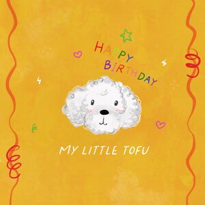 Puede incluir: Tarjeta de cumplea&ntilde;os con una ilustraci&oacute;n de dibujos animados de un perro blanco y esponjoso. Las palabras "Happy Birthday" est&aacute;n escritas en letras coloridas encima del perro, y "My Little Tofu" debajo. El fondo es amarillo con bordes decorativos naranjas.