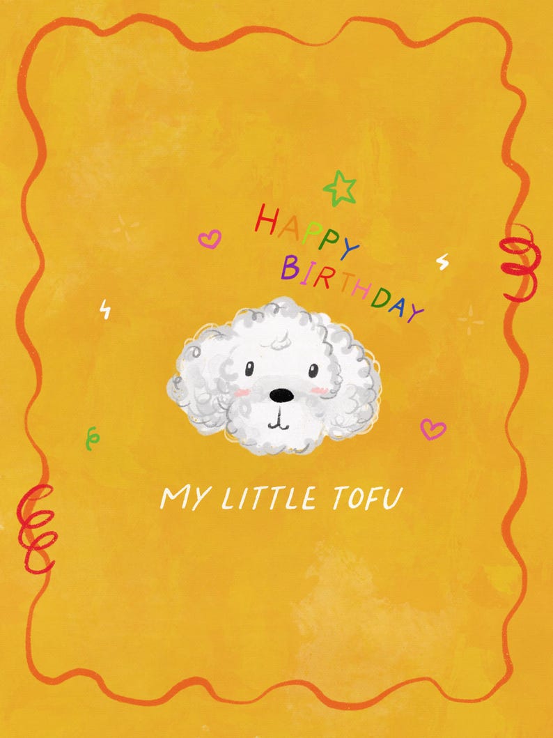 Puede incluir: Tarjeta de cumplea&ntilde;os con una ilustraci&oacute;n de dibujos animados de un perro blanco y esponjoso. Las palabras "Happy Birthday" est&aacute;n escritas en letras coloridas encima del perro, y "My Little Tofu" debajo. El fondo es amarillo con bordes decorativos naranjas.