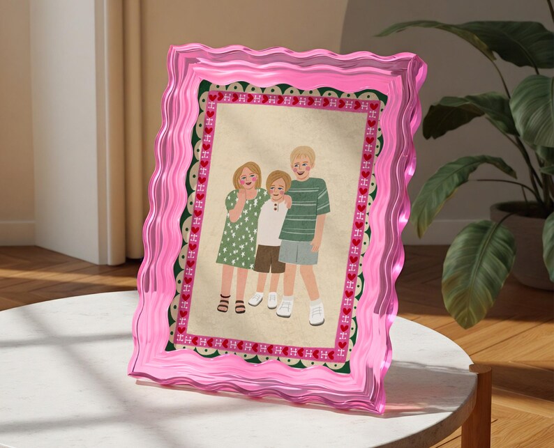 K&ouml;nnte beinhalten: Ein leuchtend pinker, gewellter Bilderrahmen mit einer Illustration von drei Kindern, die zusammenstehen. Das Kunstwerk hat einen dekorativen Rand mit kleinen roten Herzen und einem gr&uuml;nen Wellenmuster auf cremefarbenem Grund.